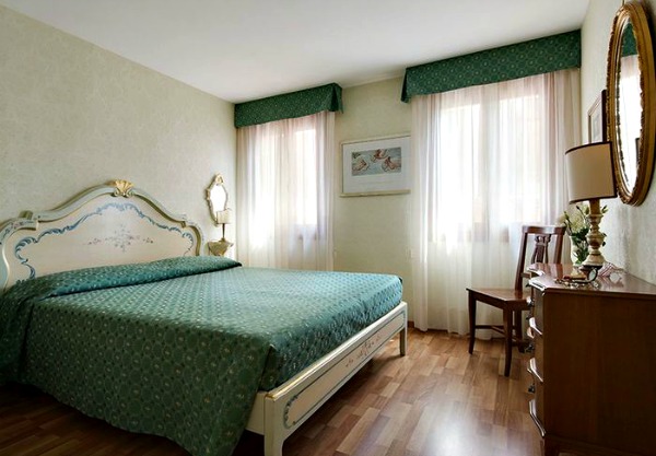 Quality Venice Apartment bedroom