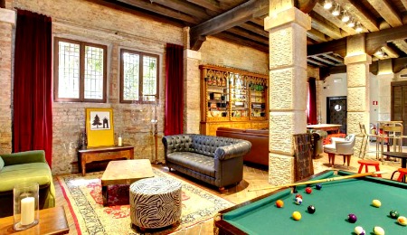 Hostel in Venice Generator