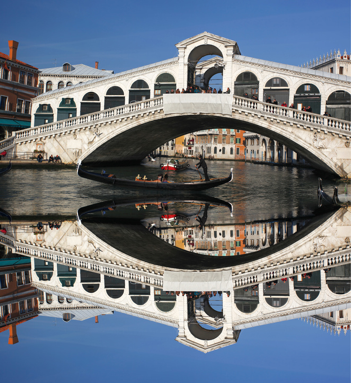 Rialto Bridge Walking Venice
