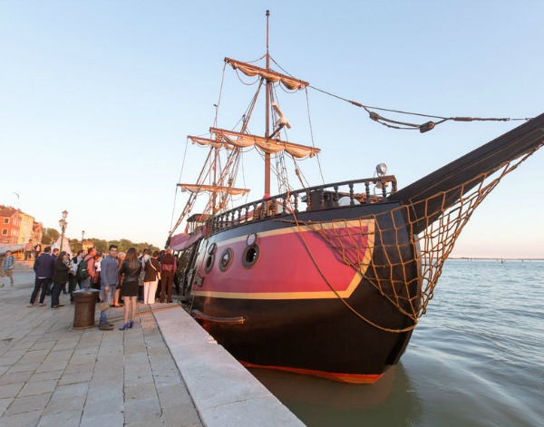 Dinner on a ship - Evening out - Venice Dinner on a ship - Evening out - Venice